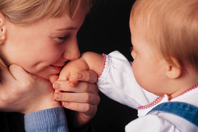 frozen-egg-bank-kissing-hand